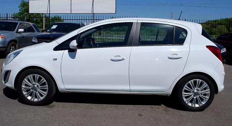 белая Корса хетчбэк