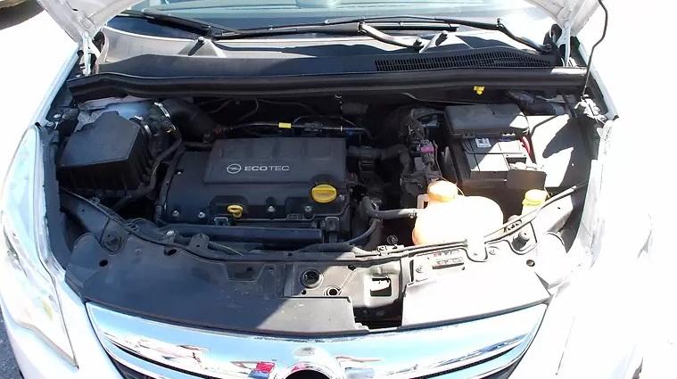 открытый капот на Корсе