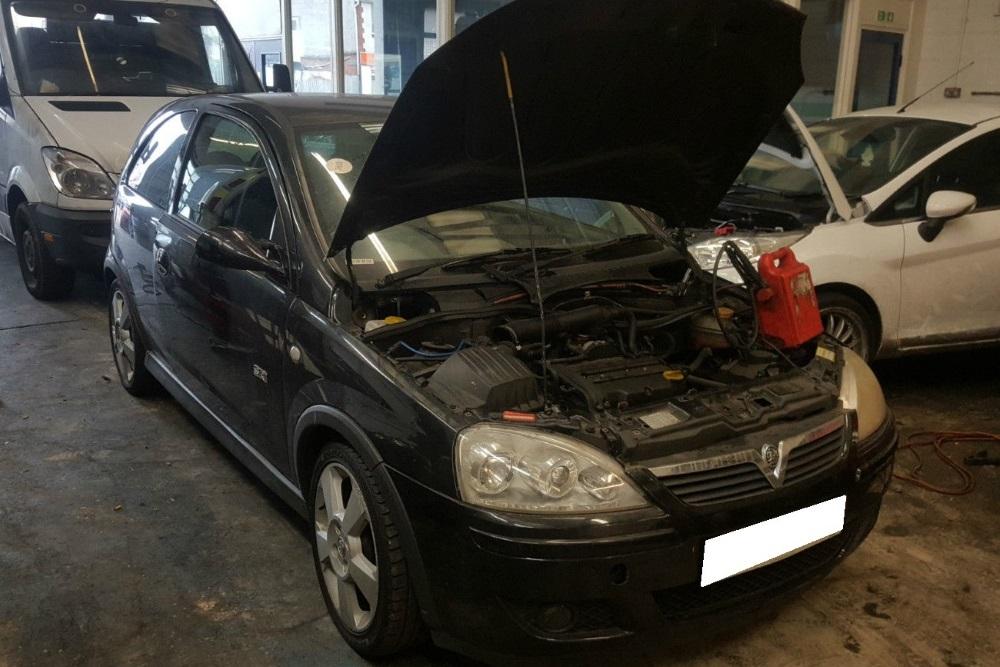 Корса с открытым капотом в сервисе