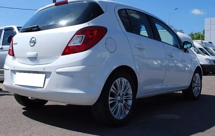 белый хетчбэк Опель сзади