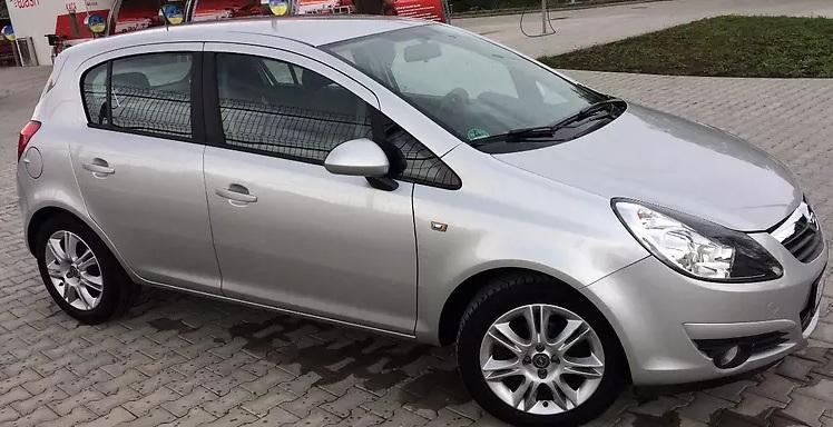 серый Опель Корса