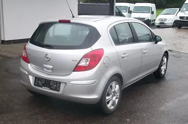 серый Опель Корса