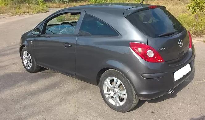 Опель Корса сзади