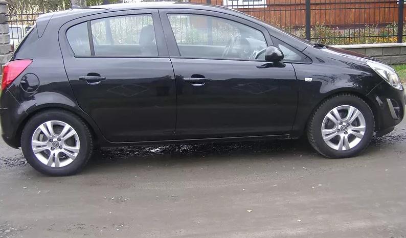 черный Опель Корса