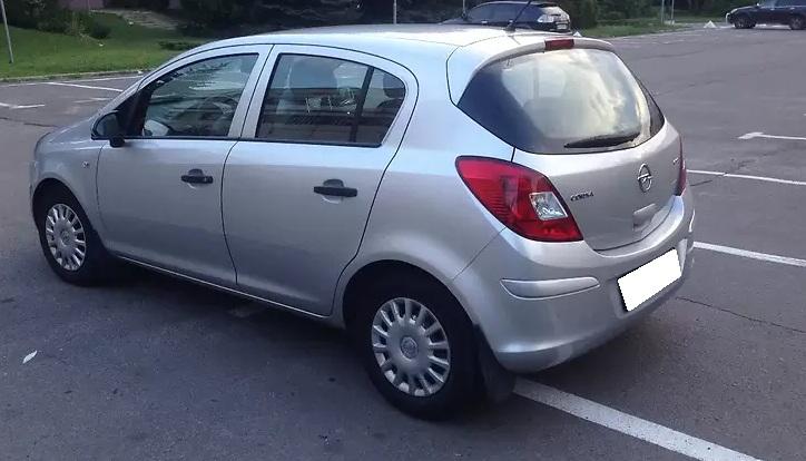 серый Опель Корса