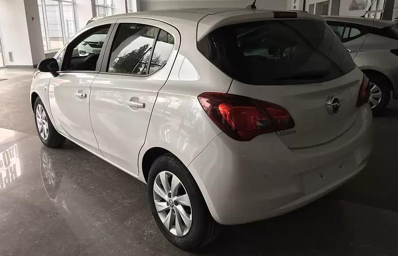 белый хетчбэк Опель сзади