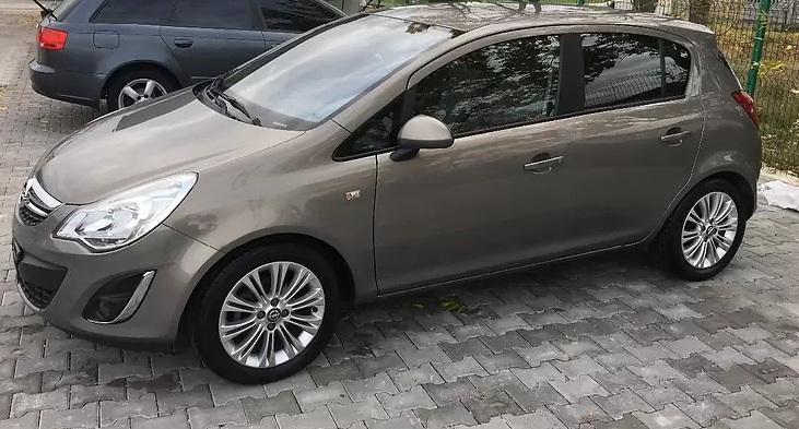 Опель Корса на улице