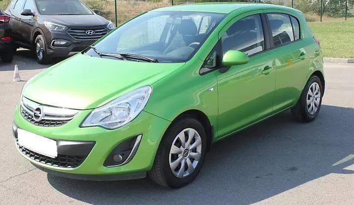 зеленый Опель Корса