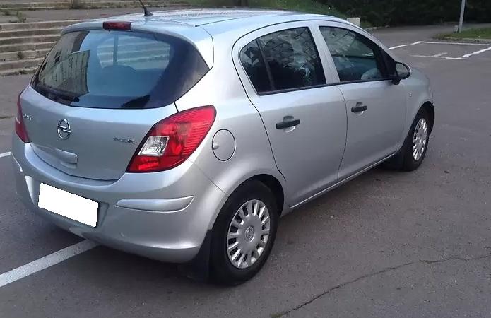серый Опель Корса сзади