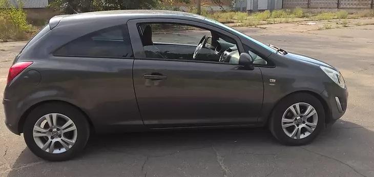 Опель Корса сбоку