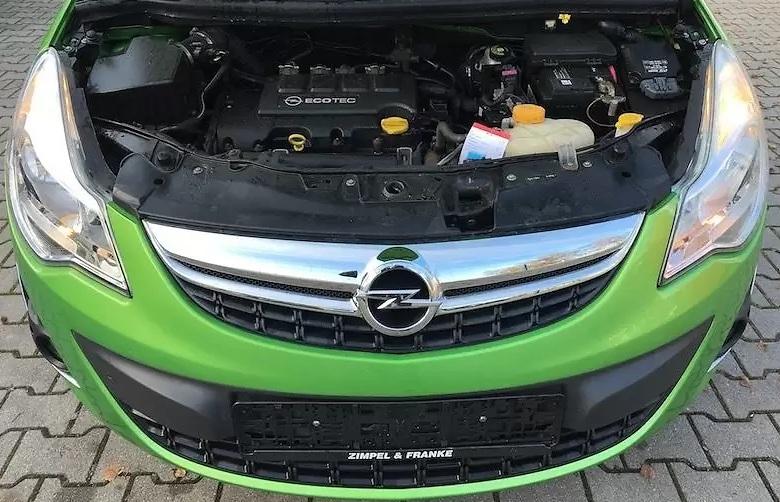 открытый капот на Опеле