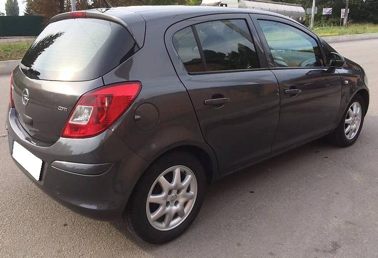 Опель Корса сзади