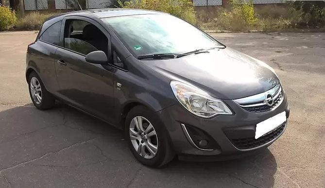 черный Опель Корса