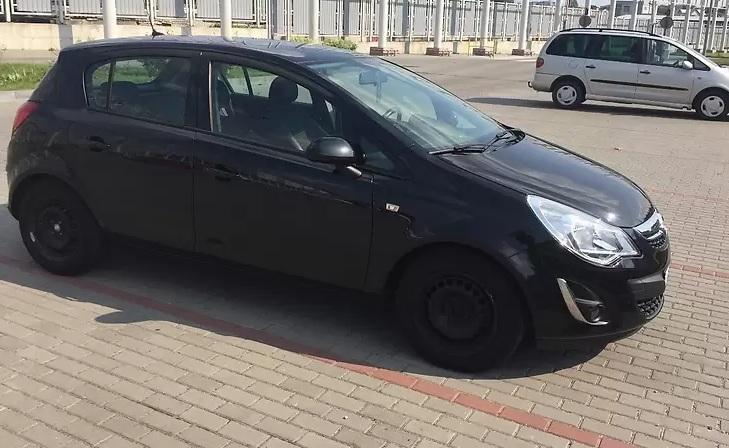 черный Опель Корса сбоку