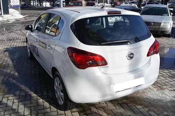 белый Опель хетчбэк сзади