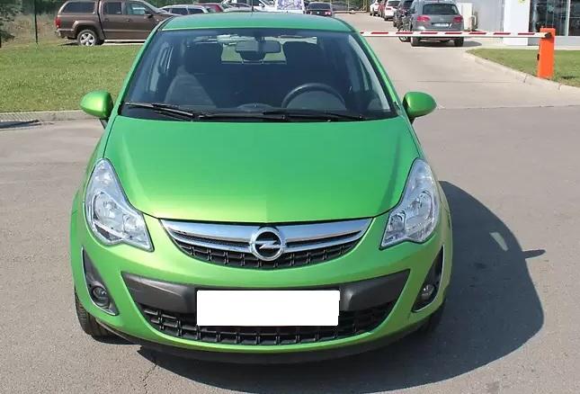 зеленый Опель Корса спереди