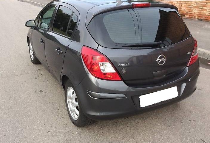 черный Опель Корса сзади