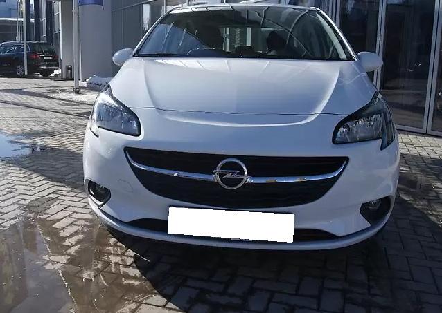 белый Опель Корса спереди