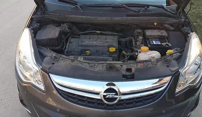 открытый капот на Корсе