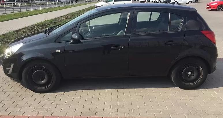 черный Опель Корса сбоку