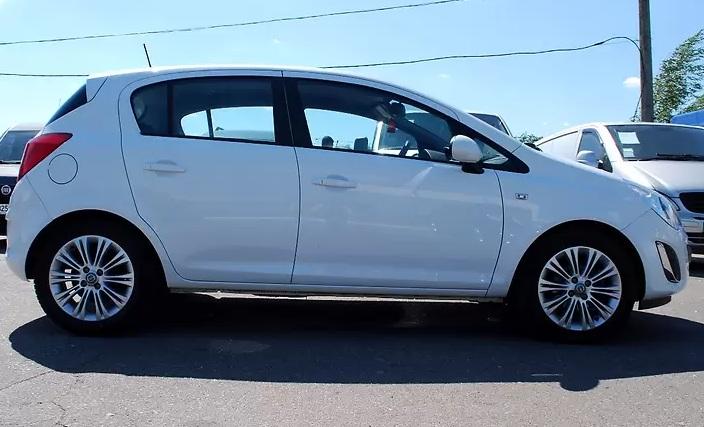 белый Опель Корса сбоку