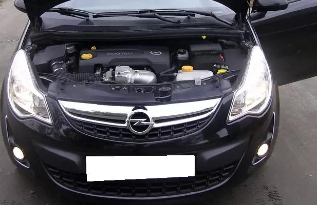 открытый капот на Корсе