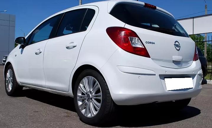 белый Опель Корса