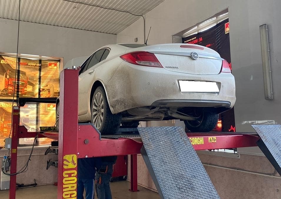 опель на подъемнике