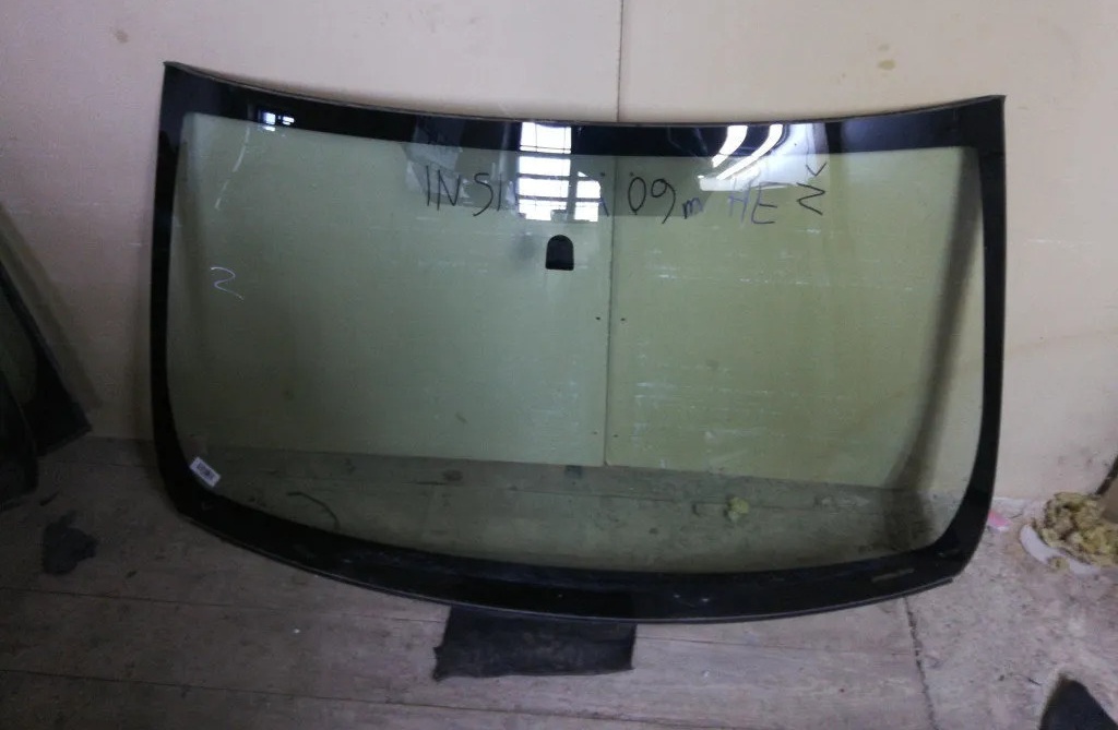 лобовое стекло на инсигнию