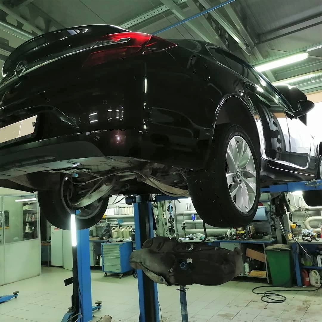 опель инсигния на подъемнике