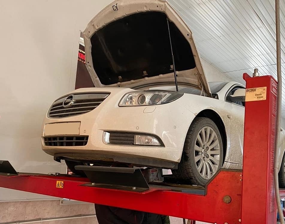 белая инсигния на подъемнике