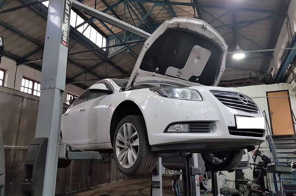 опель на подъемнике