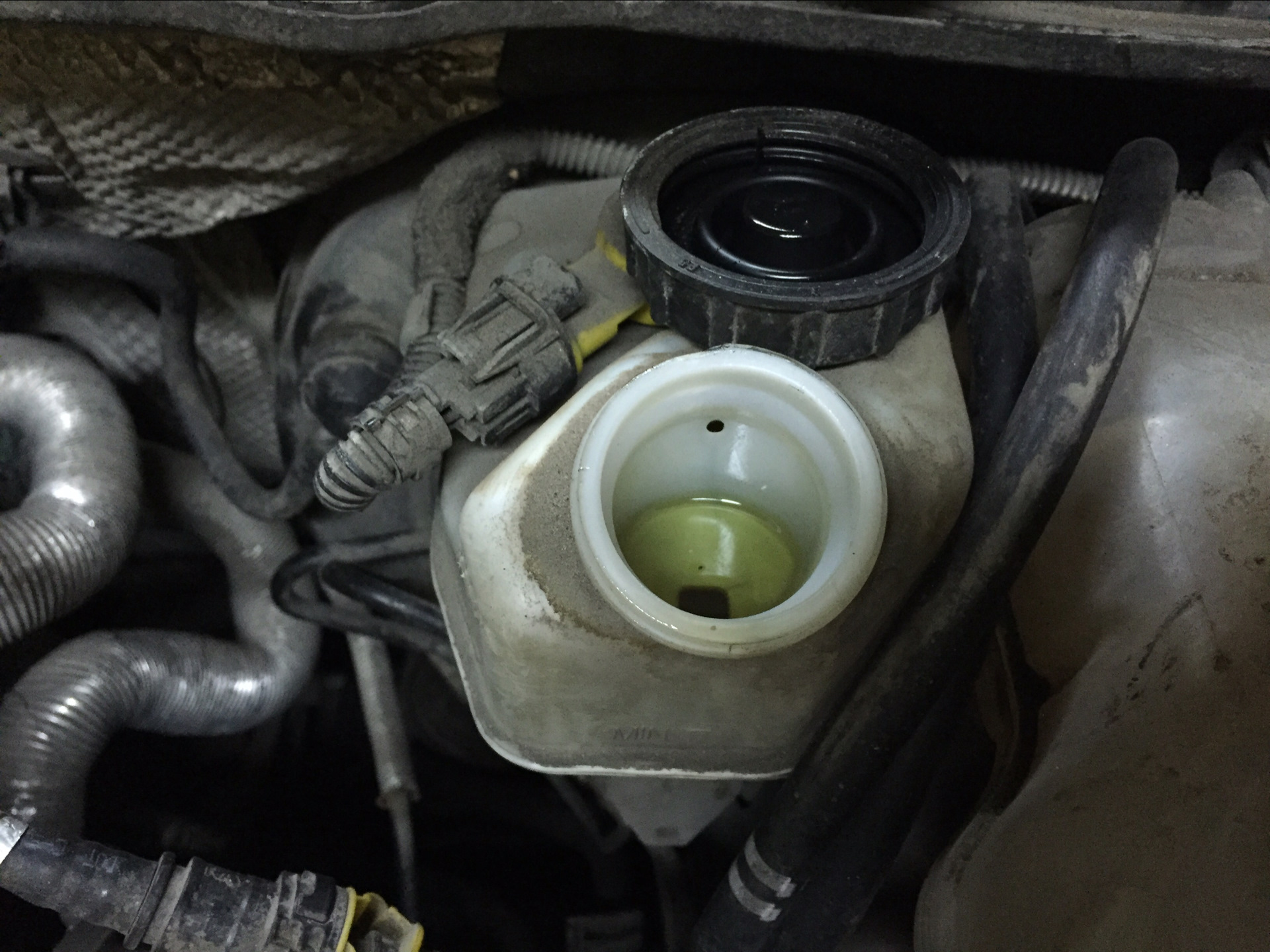 бачок для тормозной жидкости инсигния