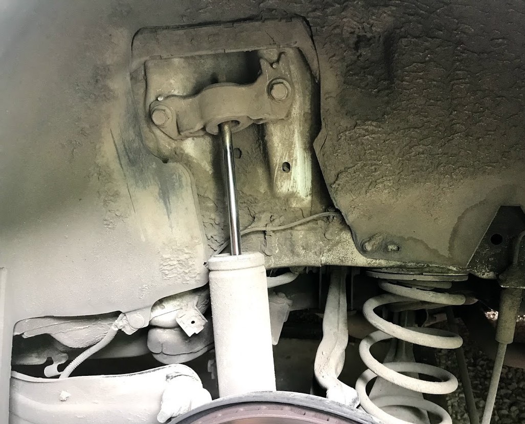 амортизатор с порванным пыльником опель