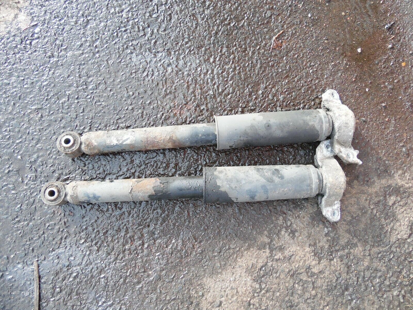 старые снятые амортизаторы с опеля