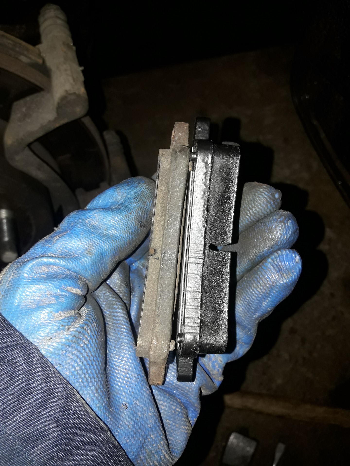 старая и новая тормозная колодка в руке