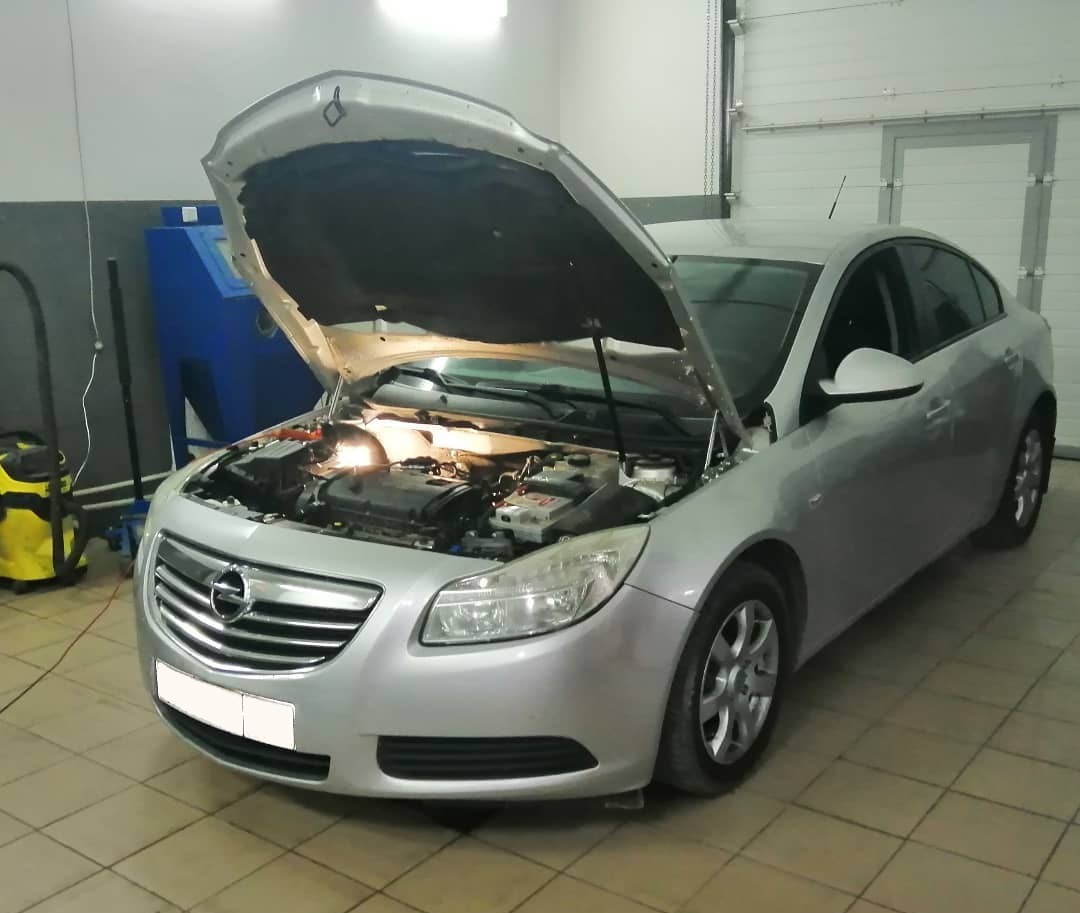 Опель Инсигния в автосервисе с открытым капотом
