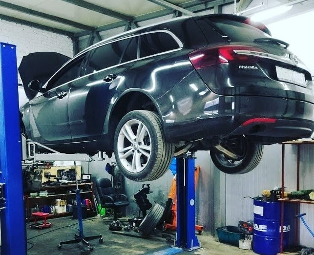 опель инсигния на подъемнике в сервисе