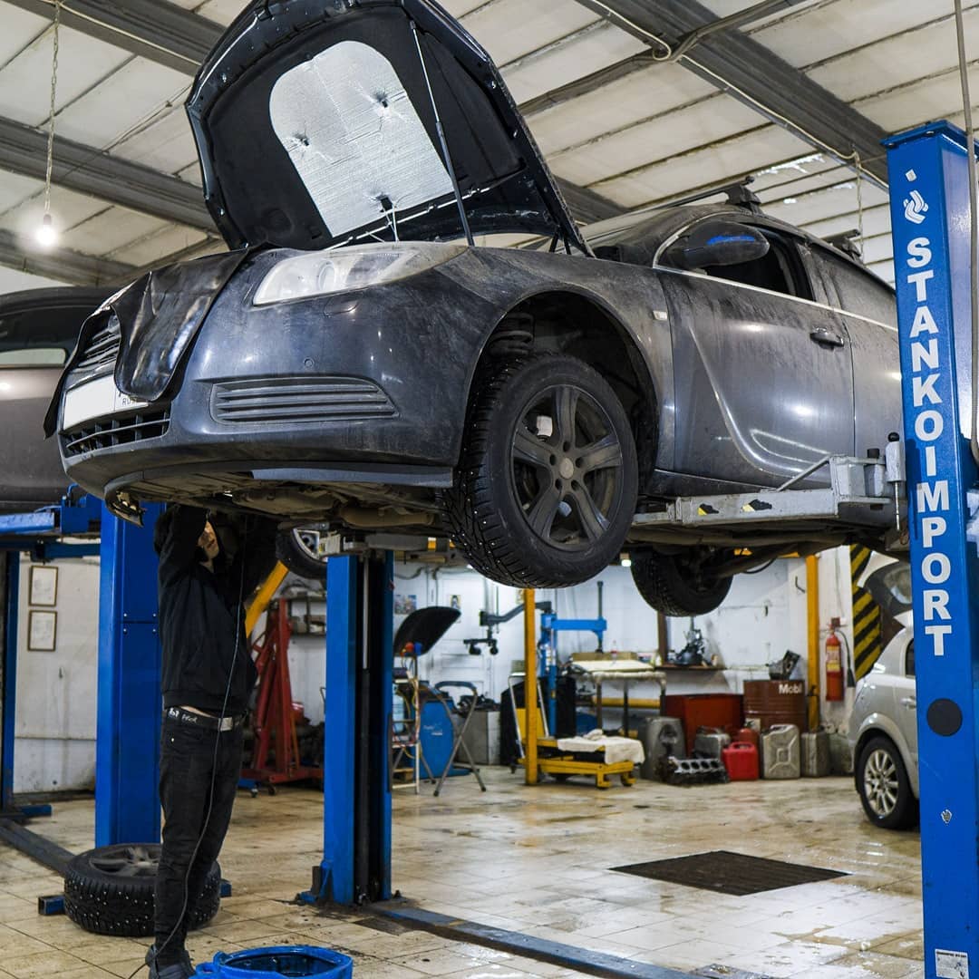 опель инсигния на подъемнике в сервисе