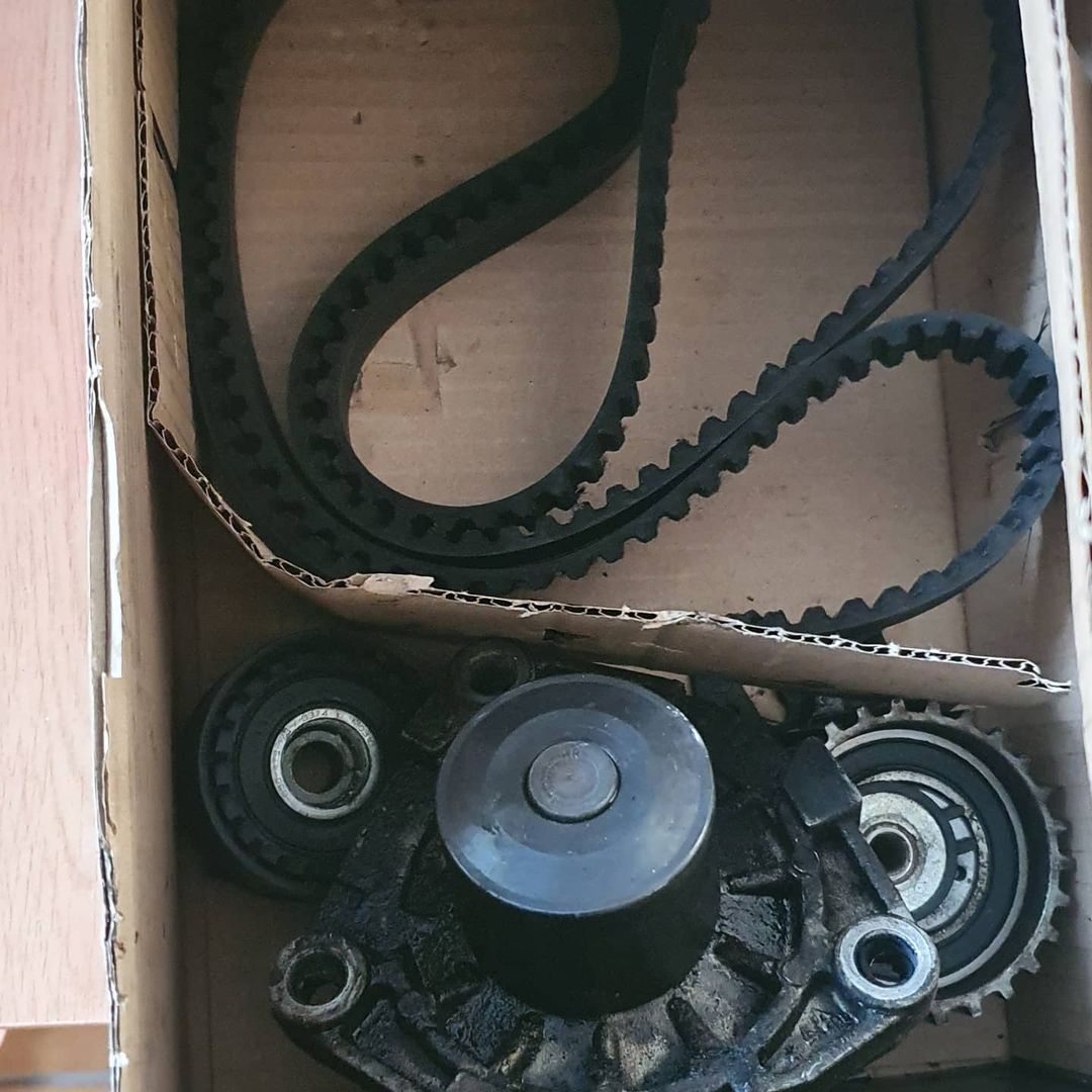 комплект помпы с ремнями и роликами на Опель