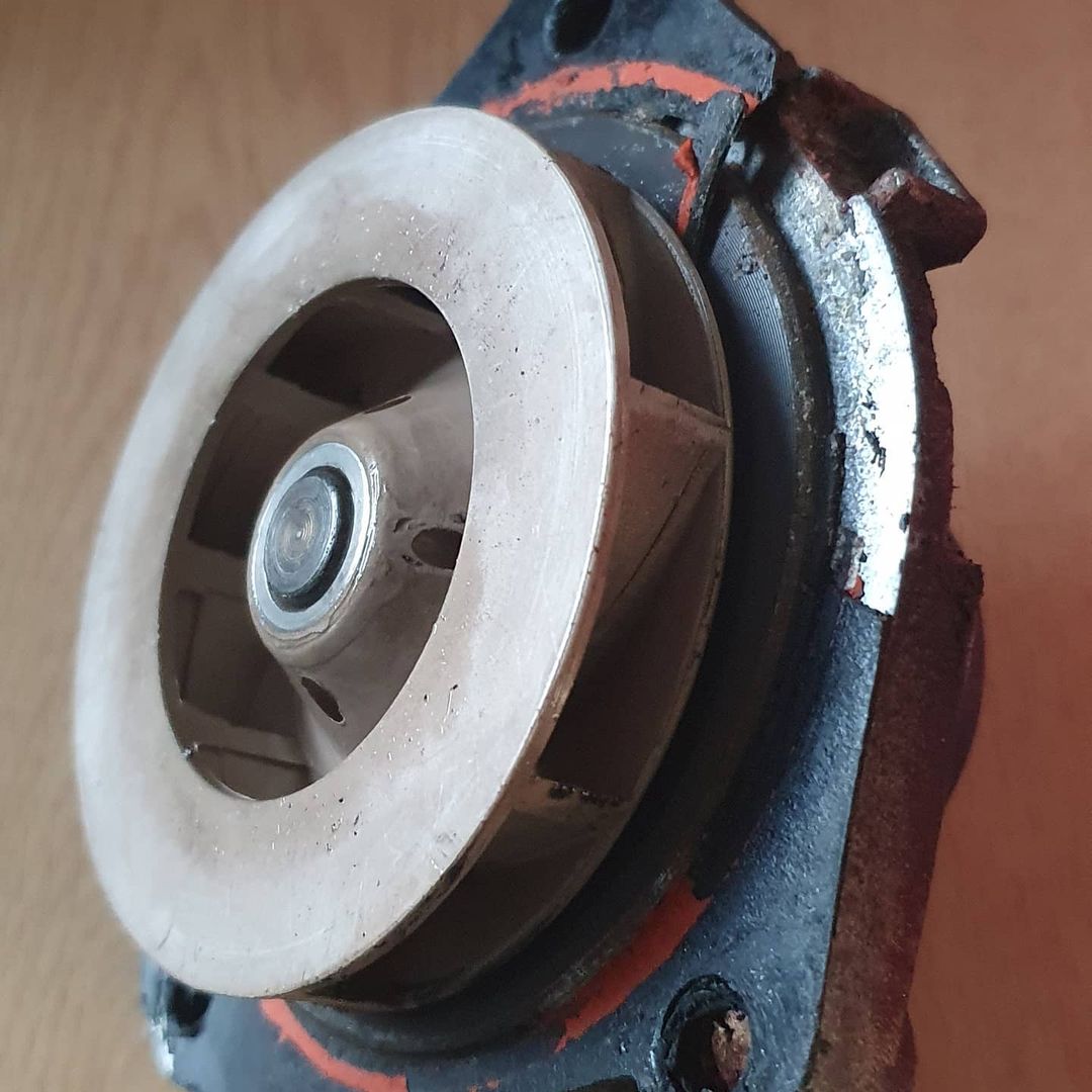 старая поврежденная помпа