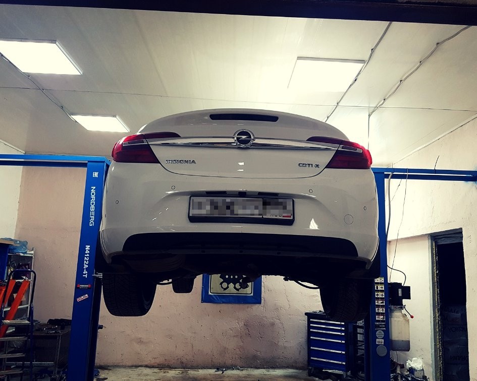 Опель Инсигния на подъемнике