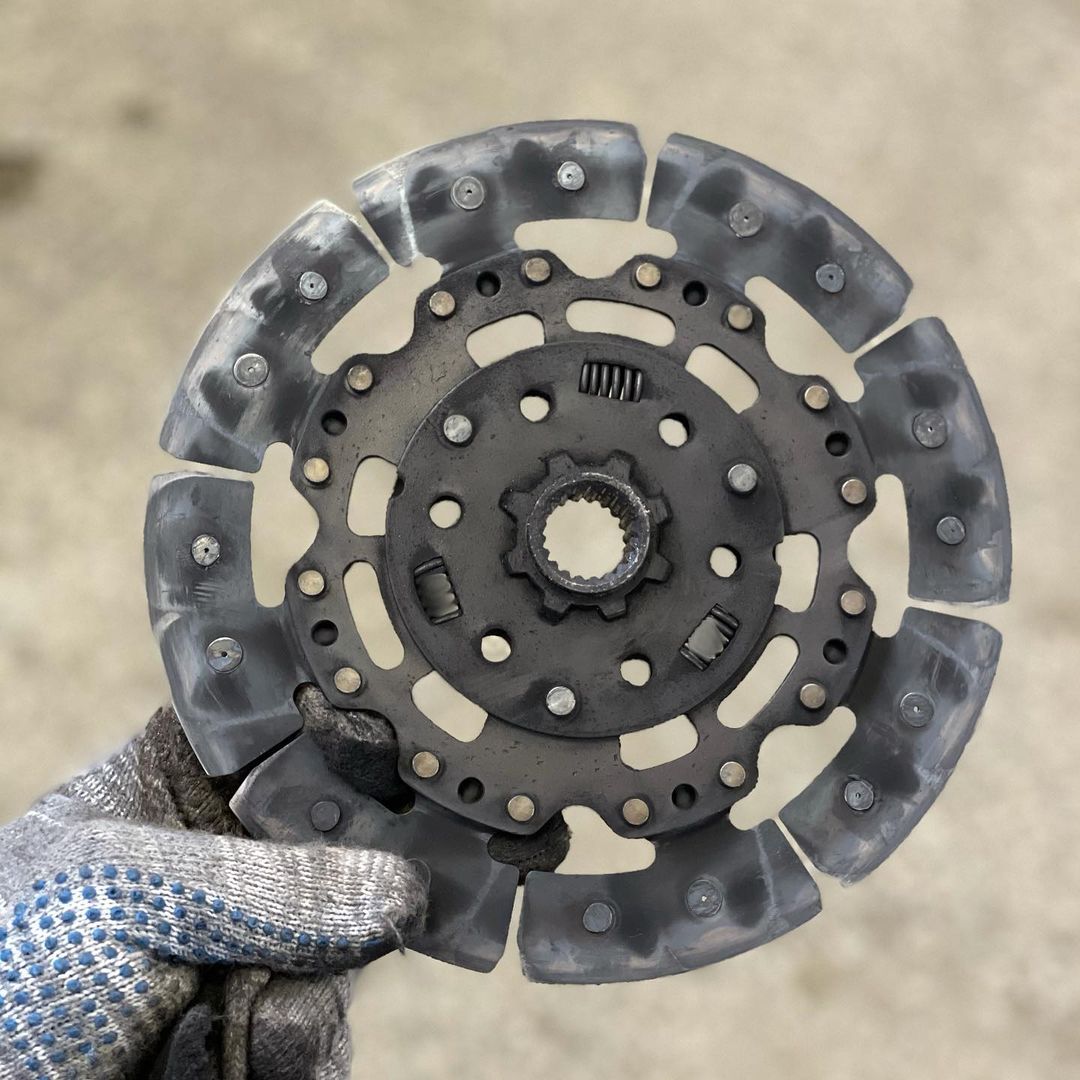 старый диск сцепления в руке