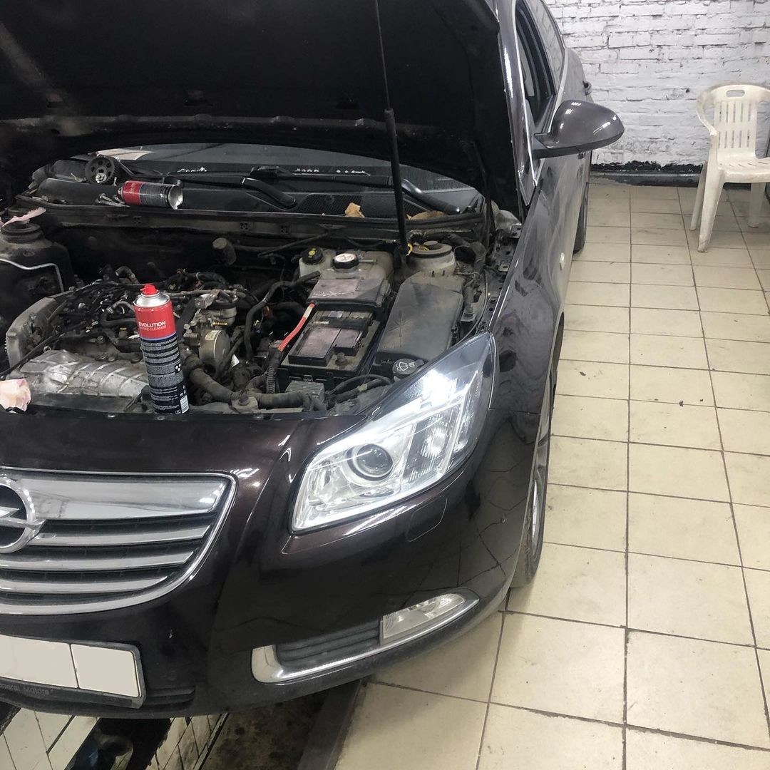 опель инсигния в автосервисе с открытым капотом