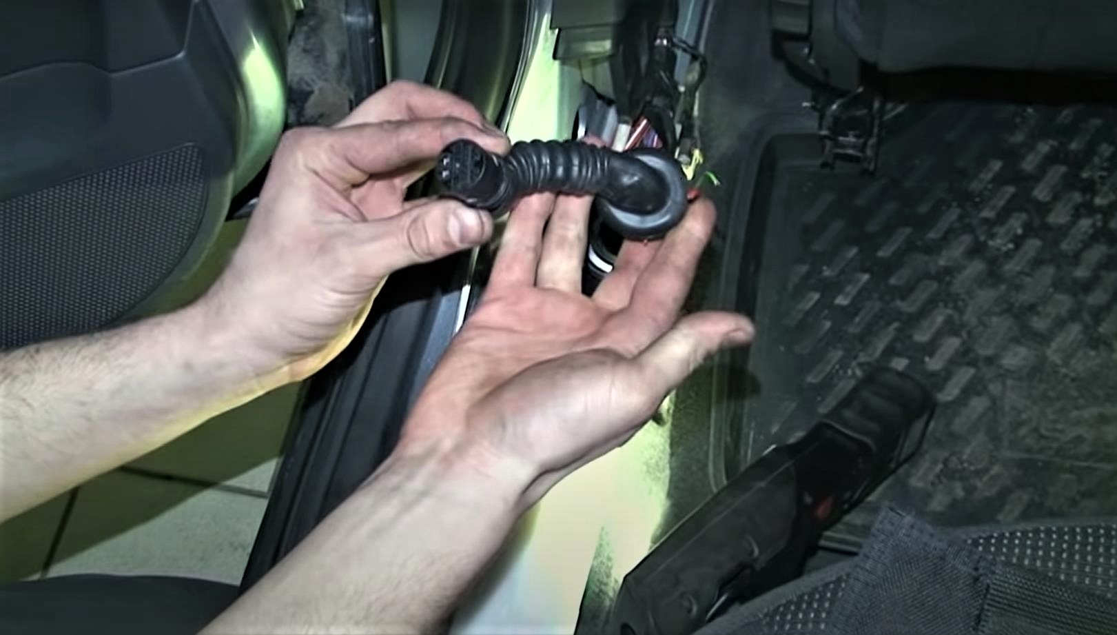 ремонт проводки задней двери Опель Астра