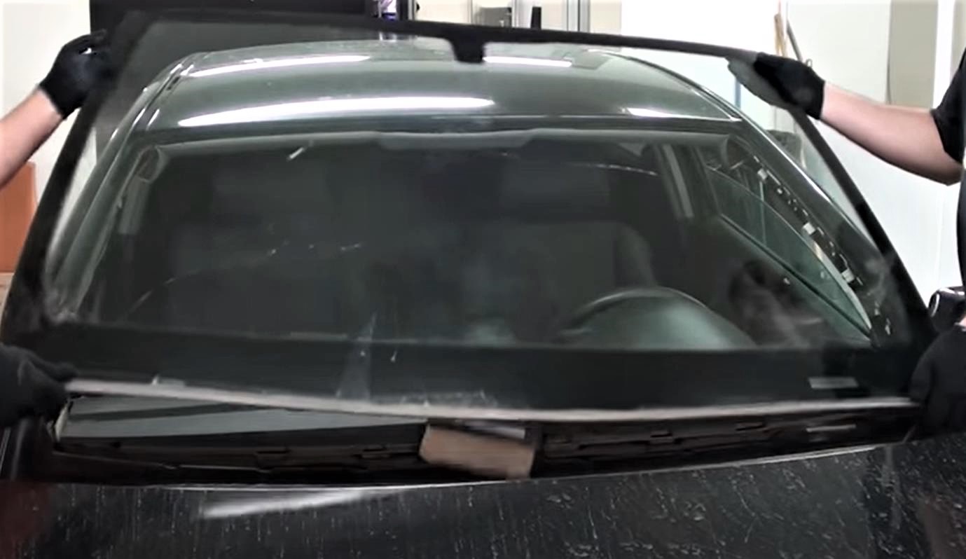 снятие старого лобового стекла