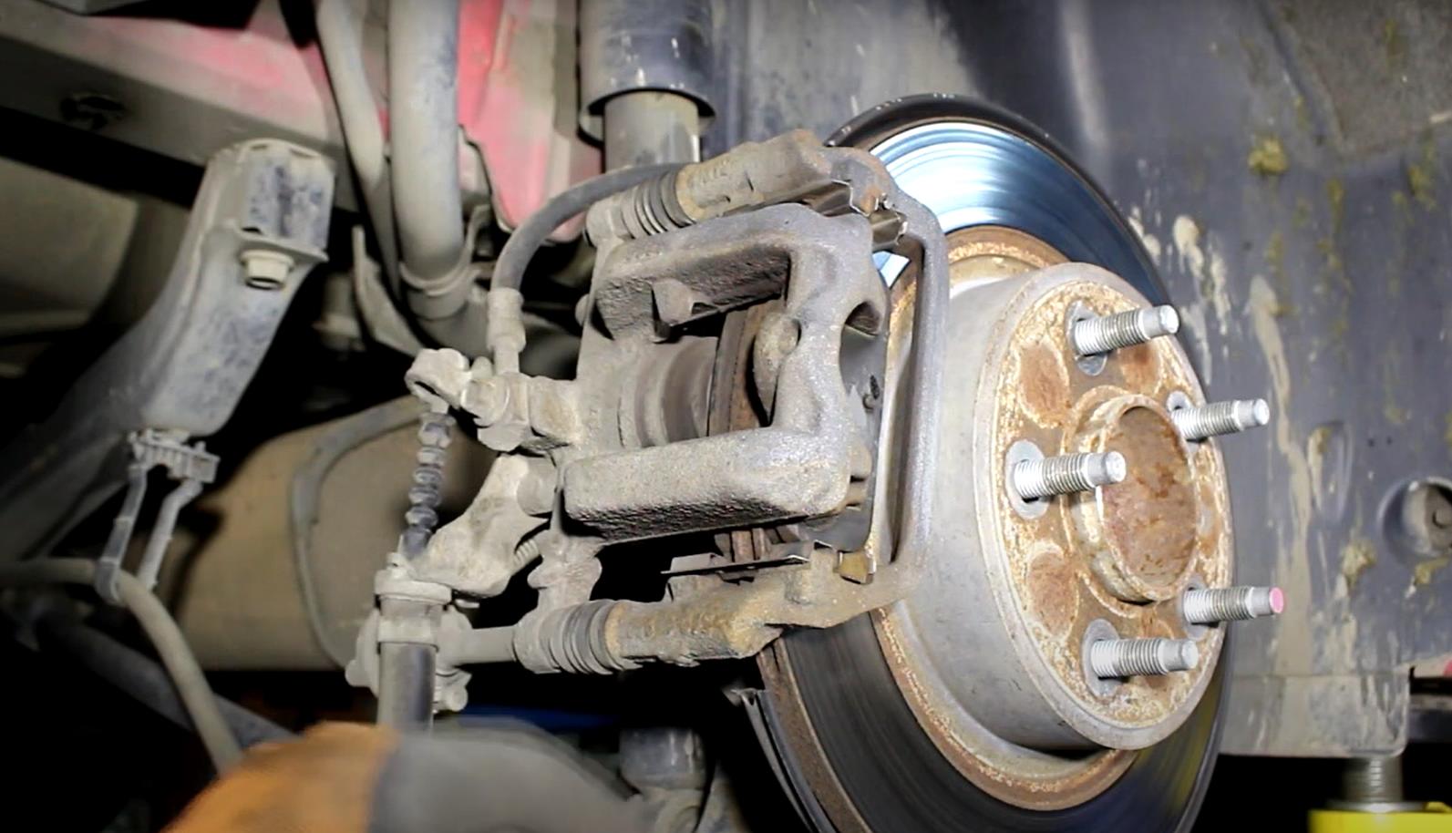 Замена задних колодок Опель Астра