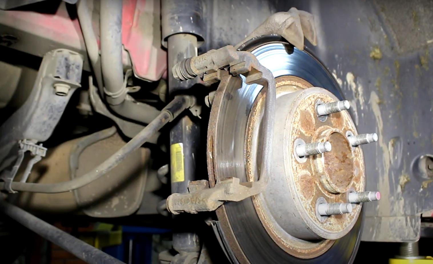 тормозной механизм со снятыми колодками