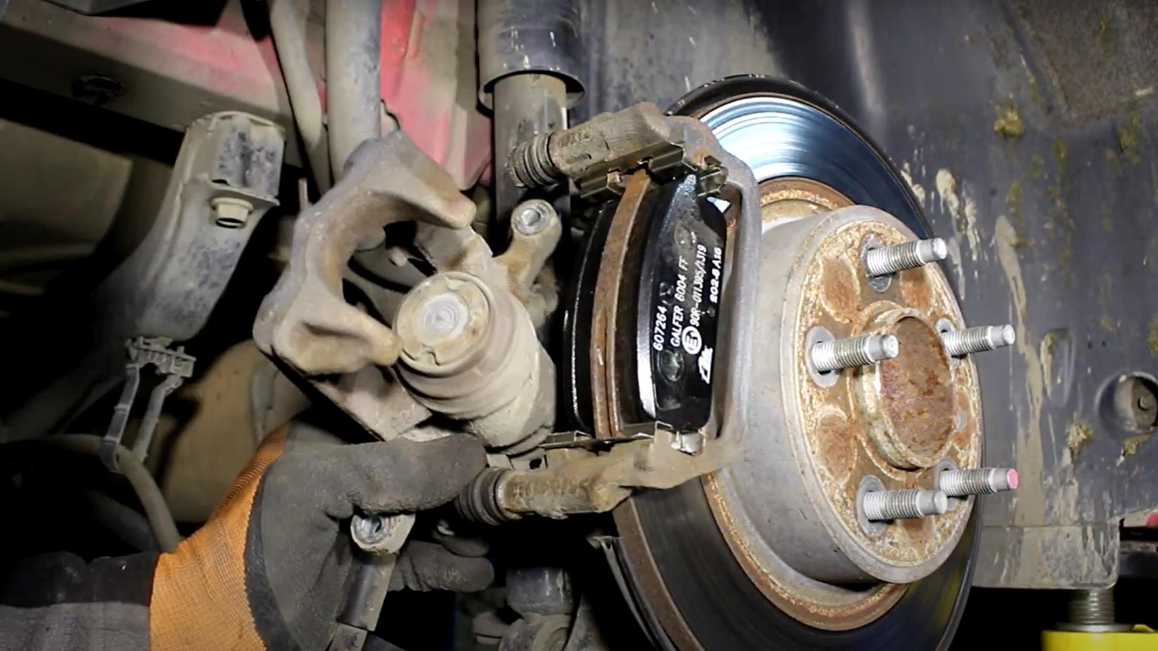 установка новых задних колодок Опель Астра