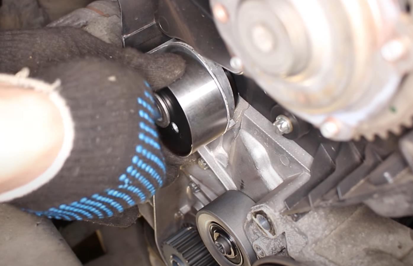 установка ролика натяжителя ремня ГРМ на моторе Z18XER